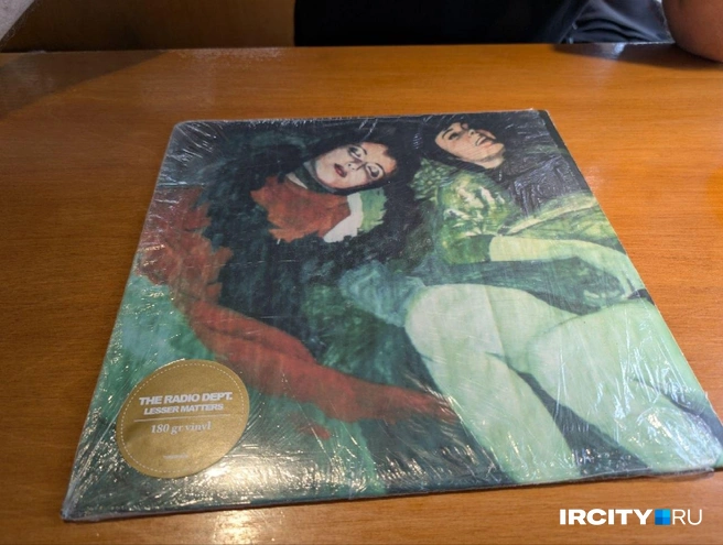 А это&nbsp;пластинка шведской группы The Radio Dept. Трек с этого альбома звучит в фильме Софии Копполы «Мария-Антуанетта». Федор признаётся, что этот инди-коллектив сильно повлиял на его собственное музыкальное творчество | Источник: Алина Ринчино / «ИрСити»