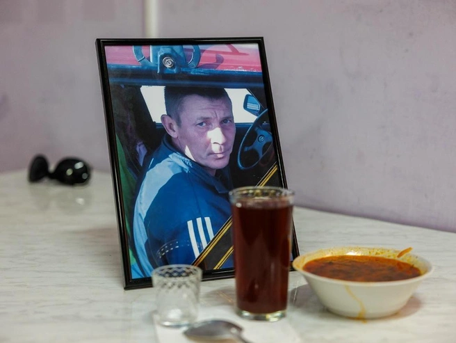 Попытку Сергея вытащить сожительницу из горящего дома на похоронах неоднократно обсуждали | Источник: Алексей Волхонский / V1.RU