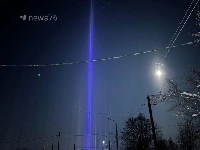 Один из световых столбов имел синее свечение. | Источник: читатель 76.RU