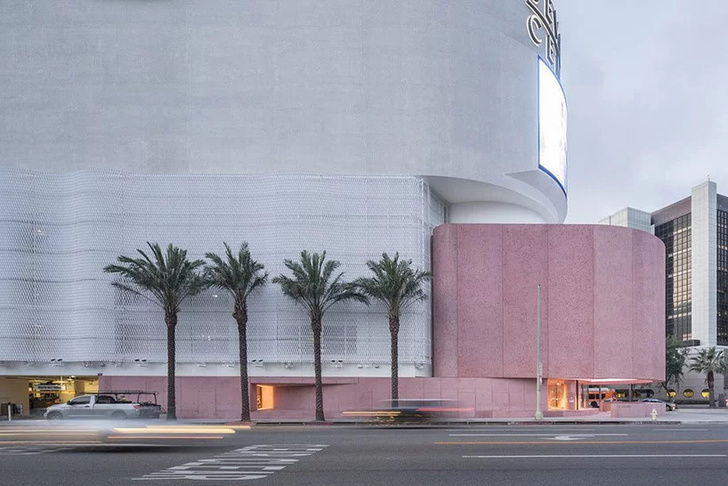 Розовая пристройка к Beverly Center по проекту Дэвида Аджайе (фото 2)