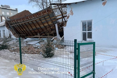 В рухнувшей спортшколе ранее находили трещины в стенах