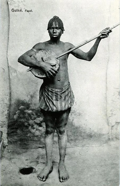 Музыкант из Гвинеи-Бисау с аконтингом в руках | Источник: public domain