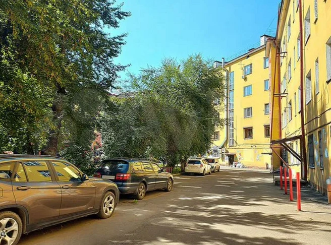 Треугольная трешка находится в доме на углу 5-й Армии и Ярослава Гашека | Источник: сайт бесплатных объявлений
