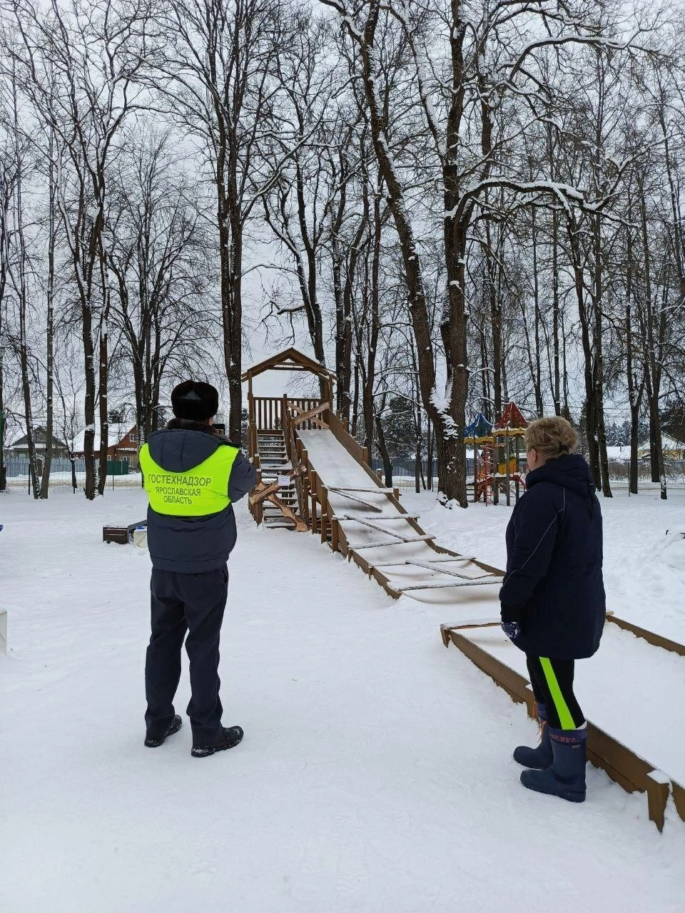 Горку заколотили деревянными досками
