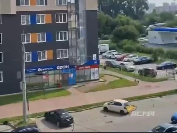 С балкона на проспекте Дзержинского в сторону автомобилей летят предметы | Источник: «АСТ-54 Black»