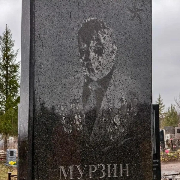 Памятник Даяну Мурзину&nbsp;— действительно не хотелось бы видеть такое ночью | Источник: Булат Салихов / UFA1.RU