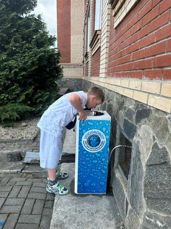 На весь летний период на открытой территории смонтирован фонтанчик | Источник: «Водоробот»