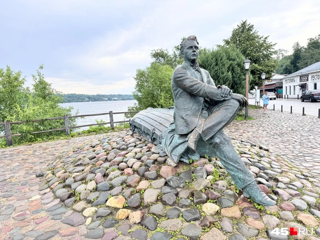 Памятник Федору Шаляпину | Источник: Юлия Король / 45.RU