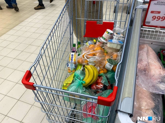 Кто-то накрывает скромный стол | Источник: Наталья Баранова / NN.RU