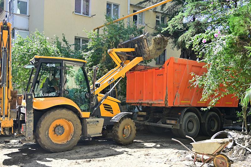 Более 100 кубометров ила и грязи вывезли из Хосты после масштабного потопа в Сочи