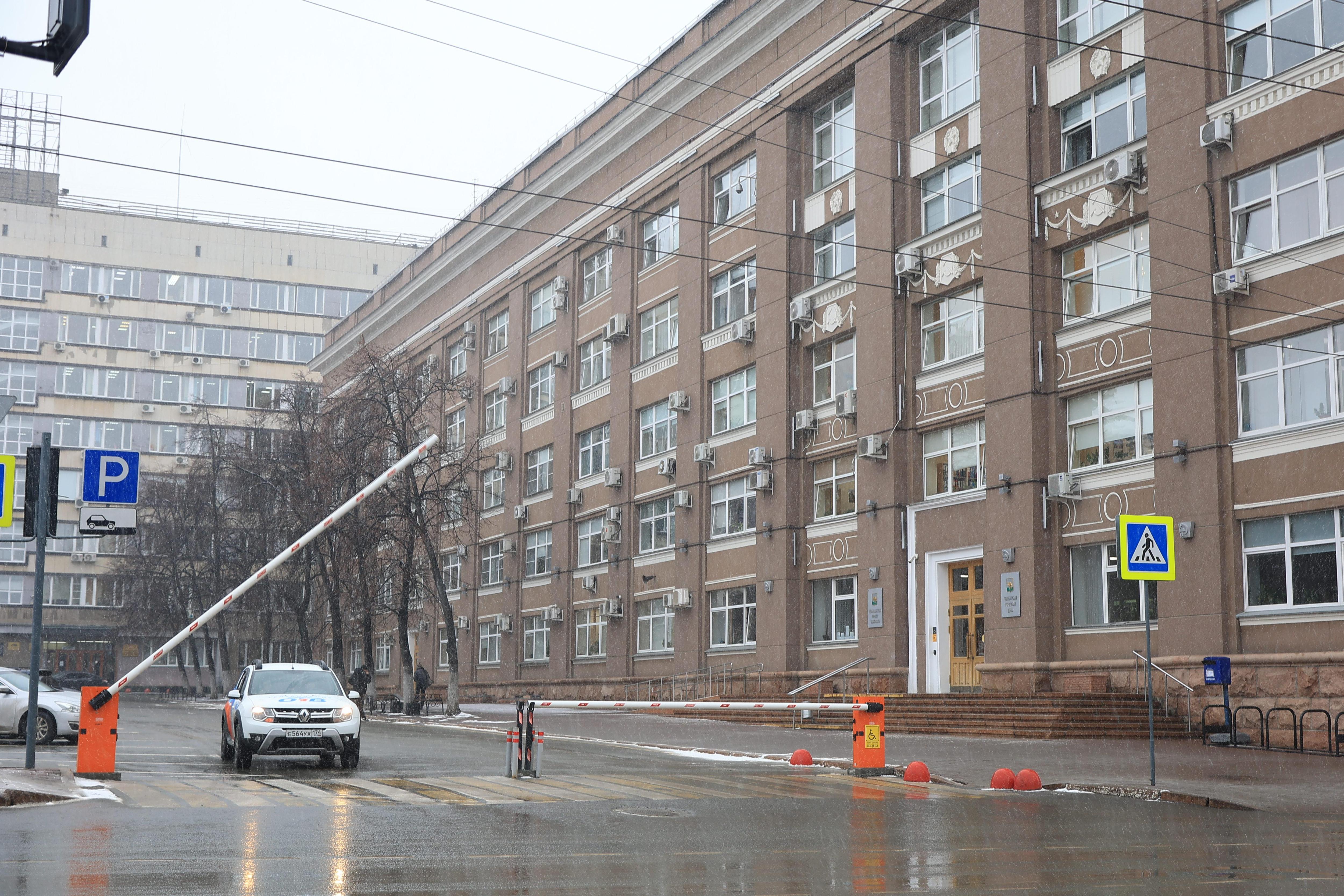 Прокуратура потребовала убрать шлагбаум перед администрацией Челябинска, но мэрия не планирует этого делать