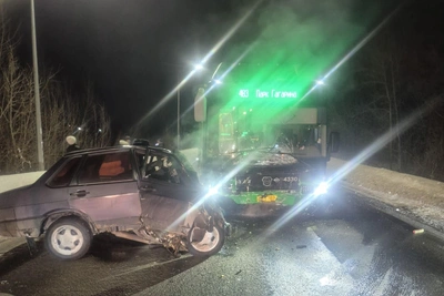 Лобовое ДТП в Челябинске: водитель ВАЗа погиб при столкновении