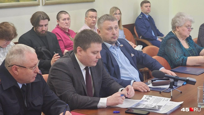 Депутат Курганской областной думы Ярослав Климко (за столом, третий слева) | Источник: Дарья Никитченко / 45.RU