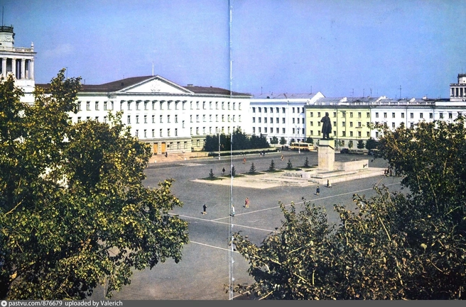 Площадь им. Ленина, 1978–1982 гг. Елочки за памятником еще совсем маленькие | Источник: Старый Курган, Тихомиров В. П. / Vk.com