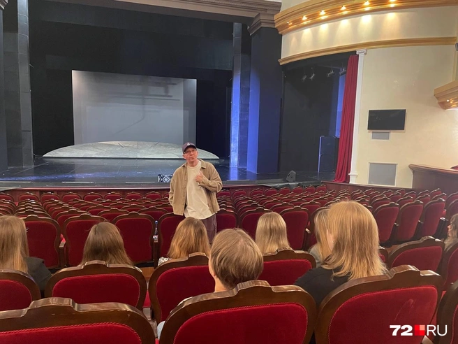 Осинцев рассказывает про детали постановок спектаклей | Источник: Радик Енчу / 72.RU