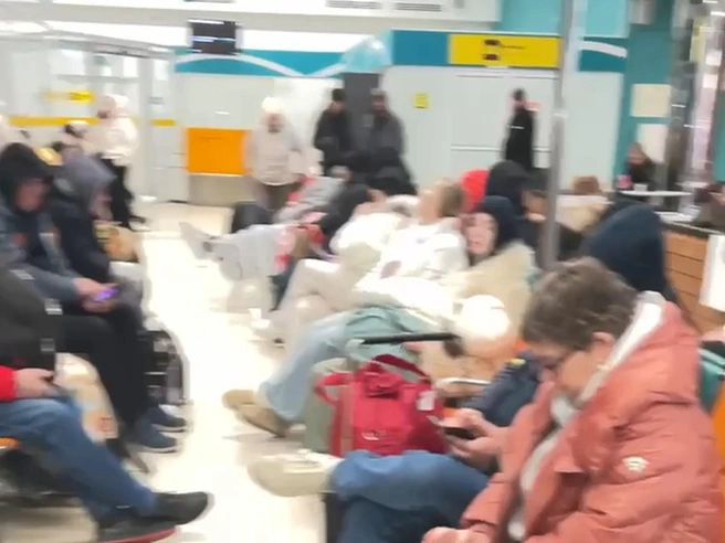 Пассажиры провели в ожидании вылета в Египет уже двое суток. | Источник: читатели V1.RU