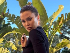 Сидела красивая в черном платье и задувала свечи: Виктория Боня отметила 46-летие в Монте-Карло