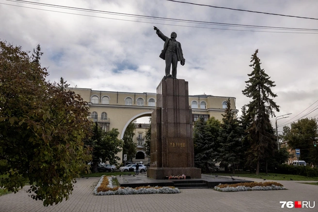 Памятник В.&nbsp;И.&nbsp;Ленину на Красной площади&nbsp;— один из узнаваемых символов центра Ярославля | Источник: Александр Куренной / 76.RU