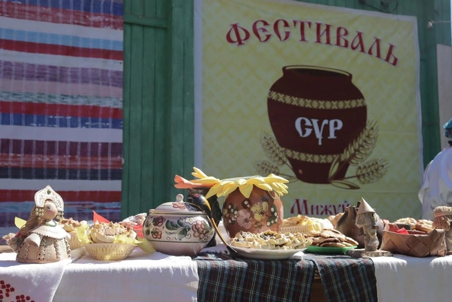 Такой вкусный стол накрыли на фестивале в прошлом году | Источник: Дума Кудымкарского муниципального округа ПК / Vk.com