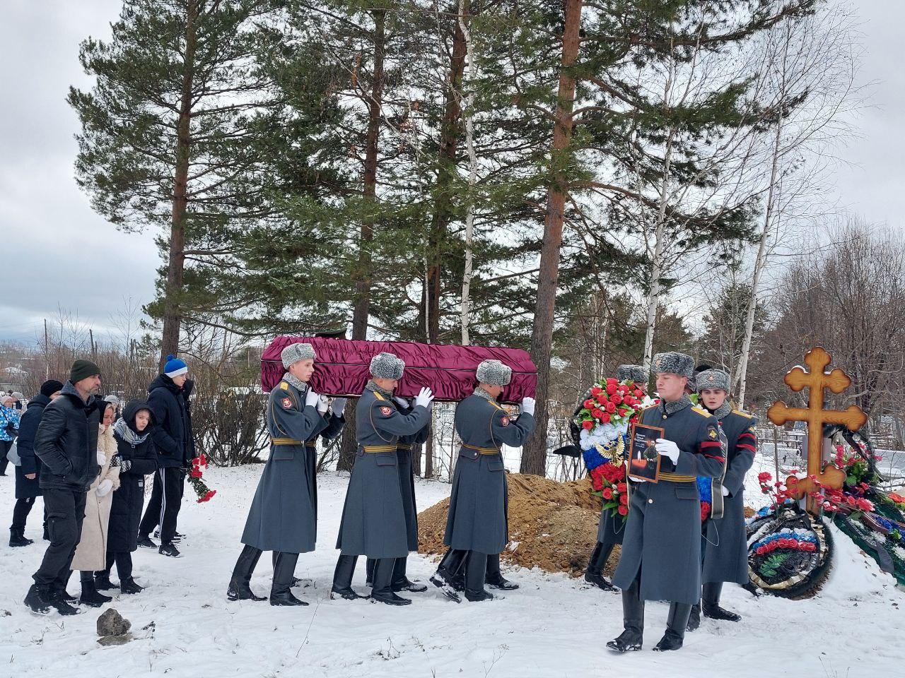 В Ревде с почестями простились с 25-летним мобилизованным, погибшим на  Украине, Ильей Линником, 6 ноября 2022 г. - 6 ноября 2022 - Е1.ру