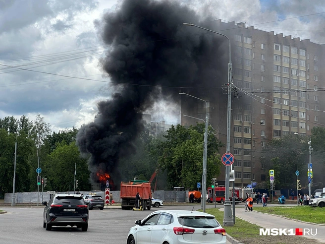 Черный дым с языками пламени поднялся на высоту 14 этажей | Источник: Андрей Кузнецов / MSK1.RU