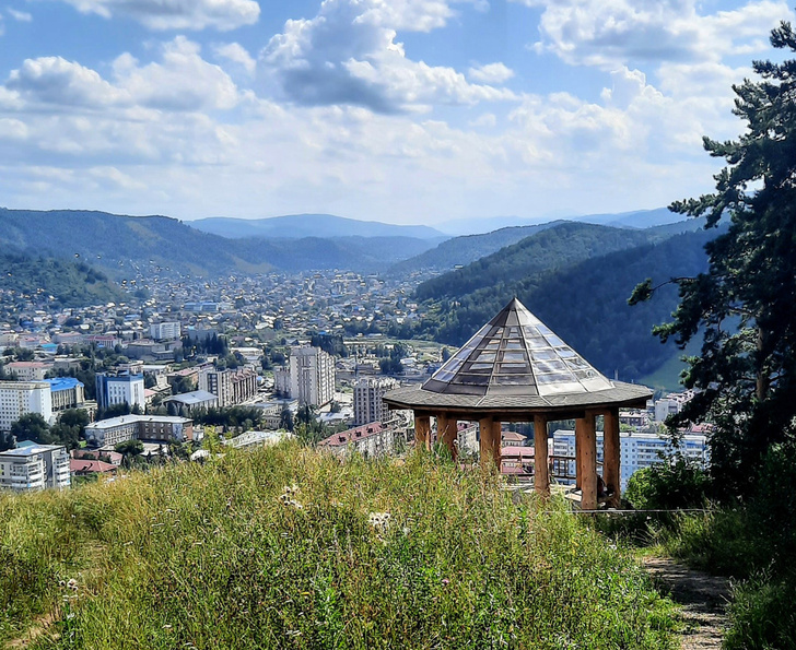 Причудливые дома купцов и каменная лестница на горе: зачем ехать в Бийск и Горно-Алтайск