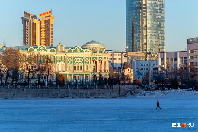 На всякий случай напоминаем: переходить водоем по льду опасно! | Источник: Владислав Лоншаков / E1.RU