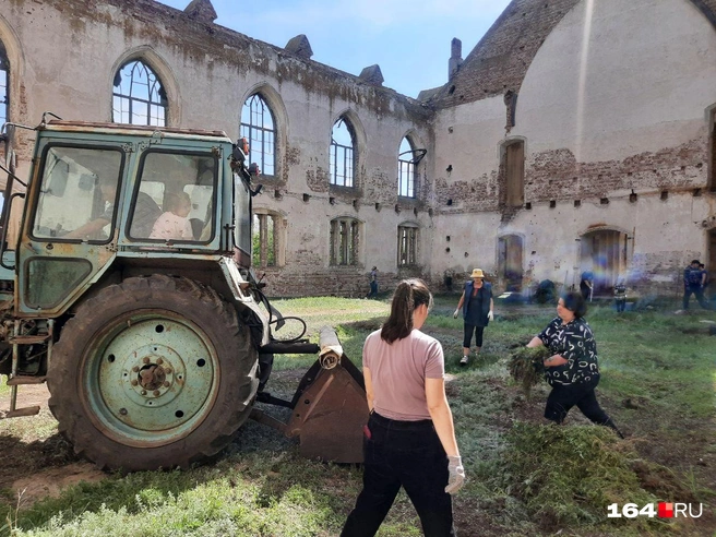 Трактором выравнивали землю внутри лютеранской церкви | Источник: Сергей Гендин / 164.RU