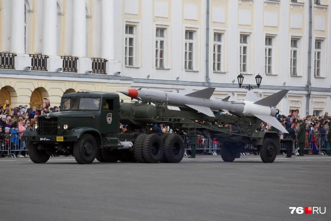 На площади прошел парад военной техники | Источник: Кирилл Поверинов / 76.RU