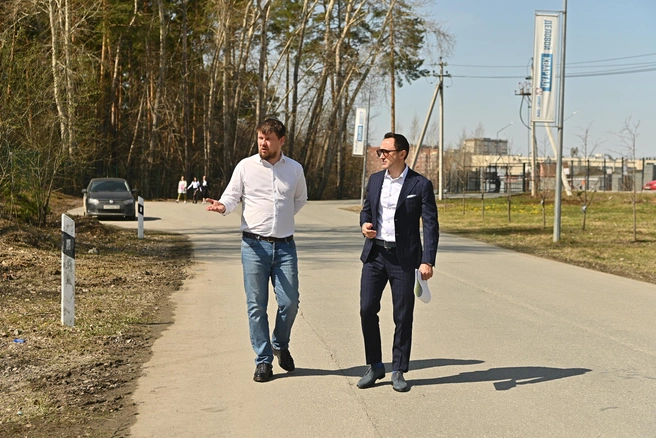 Чтобы людям было удобно подъезжать прямо к парку, эту дорогу сделают четырехполосной. Данным вопросом занимается Сергей Алексеевич лично | Источник: Максим Воробьев