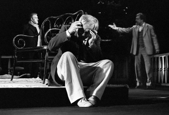 Кадр из спектакля «Дядя Ваня», 1994 год | Источник: Анатолий Бызов / личный архив