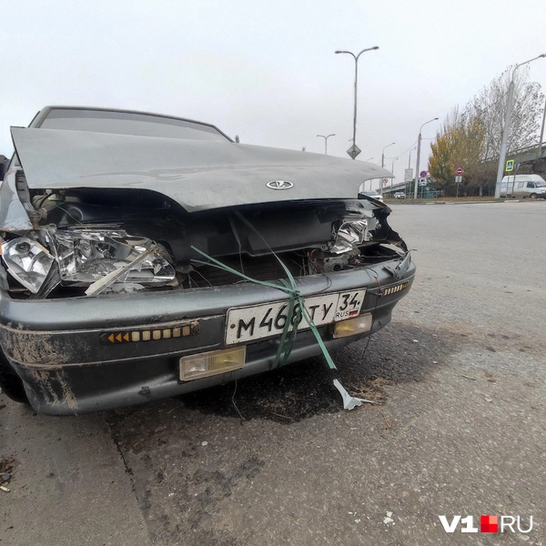 Поврежденные части перетянули нейлоновой лентой | Источник: Денис Паустовский / V1.RU