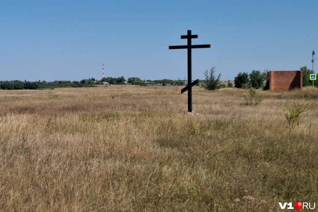 На въезде в станицу установлен Поклонный крест | Источник: Тимофей Крылов / V1.RU