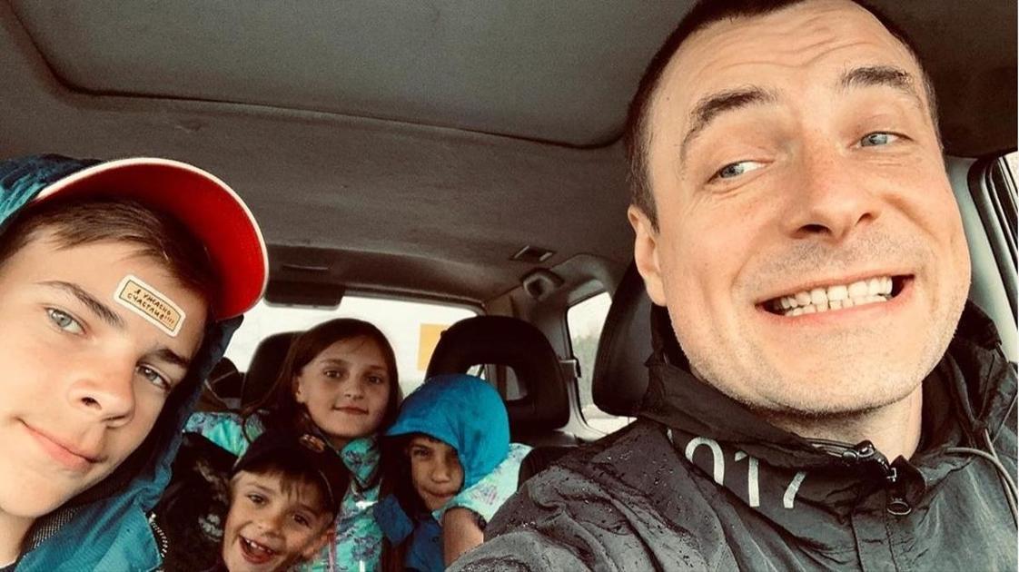 Евгений Цыганов показал редкое фото с детьми и поздравил сына с днём рождения