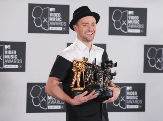VMA 2013: пятерка лучших клипов года