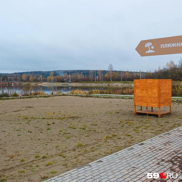 Осенью пляжная зона пуста, она даже зарастает травой | Источник: Тимофей Калмаков / 59.RU