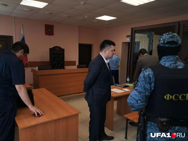 Чиновник явился в окружении трех адвокатов | Источник: Андрей Сивец / UFA1.RU