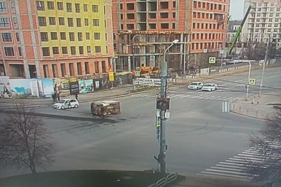 В Челябинске грузовик опрокинулся после ДТП с легковушкой