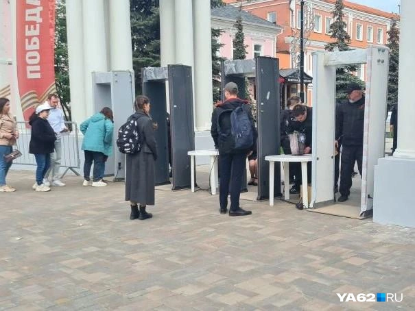 Пройти в сквер, где проходят праздничные мероприятия, можно только через рамки металлоискателей | Источник: Светлана Коновалова / YA62.RU