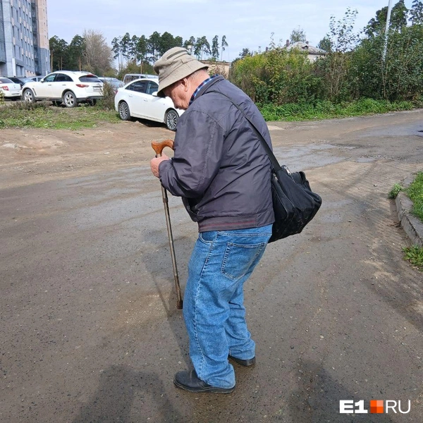 Дедушка только что карабкался по старому мосту | Источник: Роман Марьяненко / E1.RU