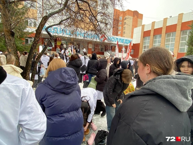 Некоторым студентам пришлось переодеваться на улице | Источник: Читатель 72.RU