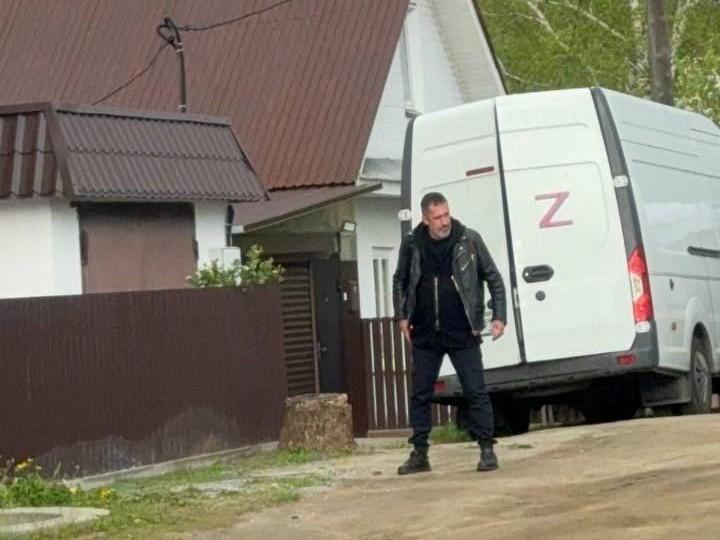 «Ждали под проливным дождем»: жители Миасса почти сутки караулили экстрасенсов, приехавших на съемки «Битвы»