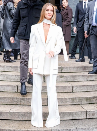 Как одеться на корпоратив в стиле Рози Хантингтон-Уайтли — королевы минимализма