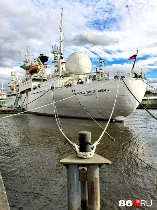 Один из экспонатов музея — научно-исследовательское судно «Космонавт Виктор Пацаев» | Источник: Анастасия Шевякова / 86.RU