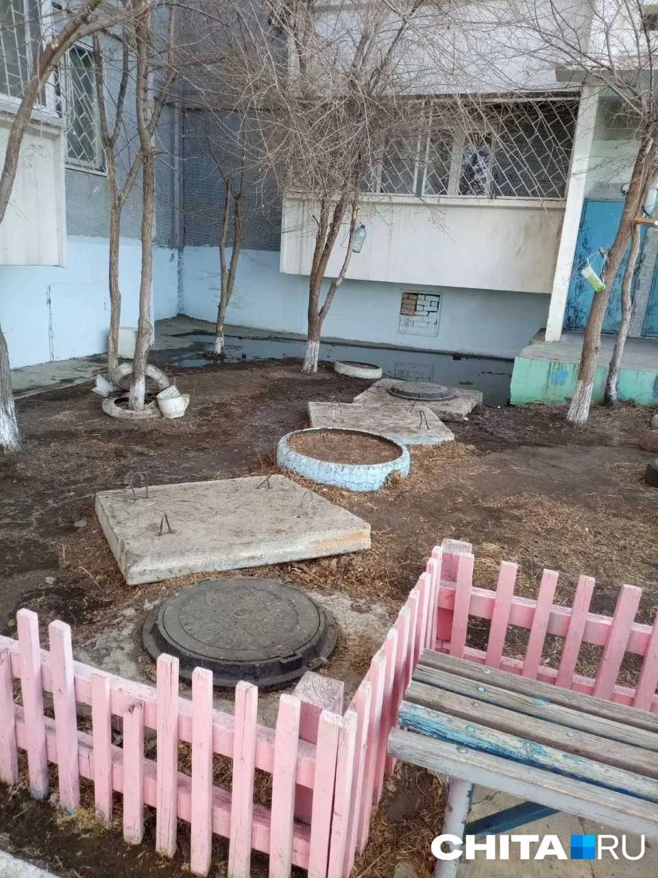 Несмотря на откачку, канализационная вода вытекает во двор | Источник: местная жительница
