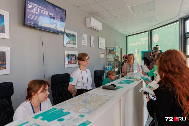 Девушки расскажут о ценах и вариантах экскурсий | Источник: Ирина Шарова / 72.RU