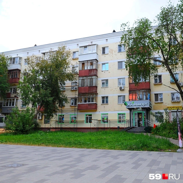 Дом стоит не впритык к тротуару, а, можно сказать, в глубине от «первой линии» | Источник: Ирина Тропина / 59.RU