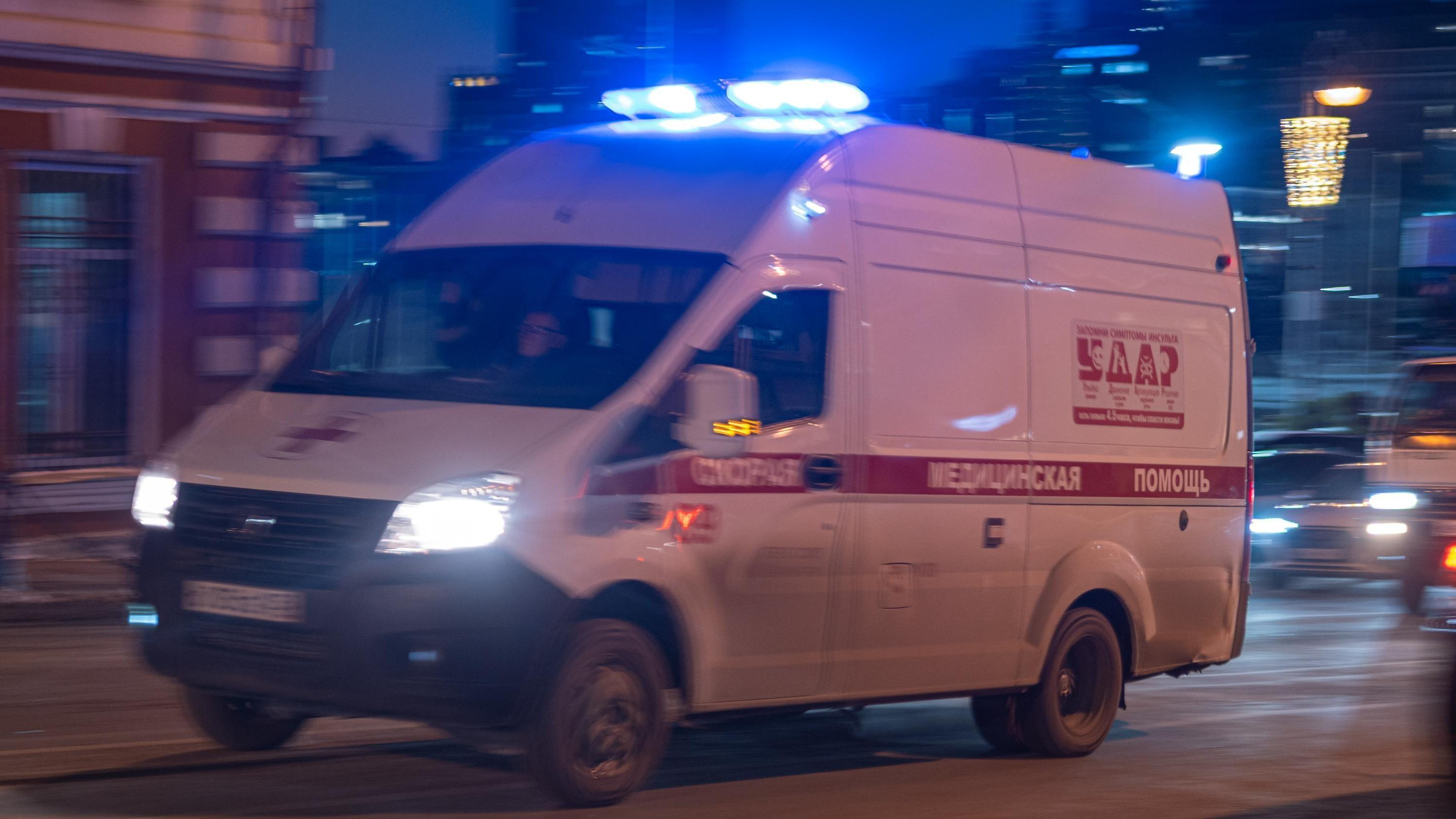 Хотел исправить оценки, но вонзил нож в спину: в Петербурге девятиклассник напал на учительницу — кадры