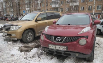 Состояние тротуаров после такой парковки возмущает | Источник: Читательница НГС Елена 