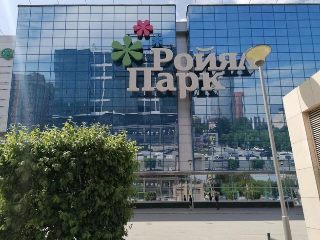 Стела находилась у ТРК «Ройял Парк» | Источник: «Яндекс.Карты»